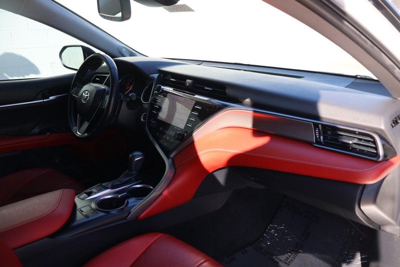 Toyota Camry Vehicle Full-screen Gallery Image 22