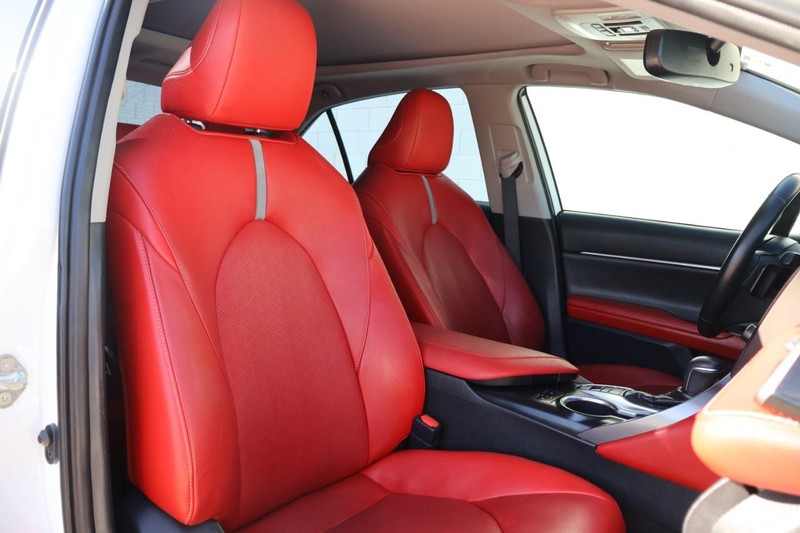 Toyota Camry Vehicle Full-screen Gallery Image 23