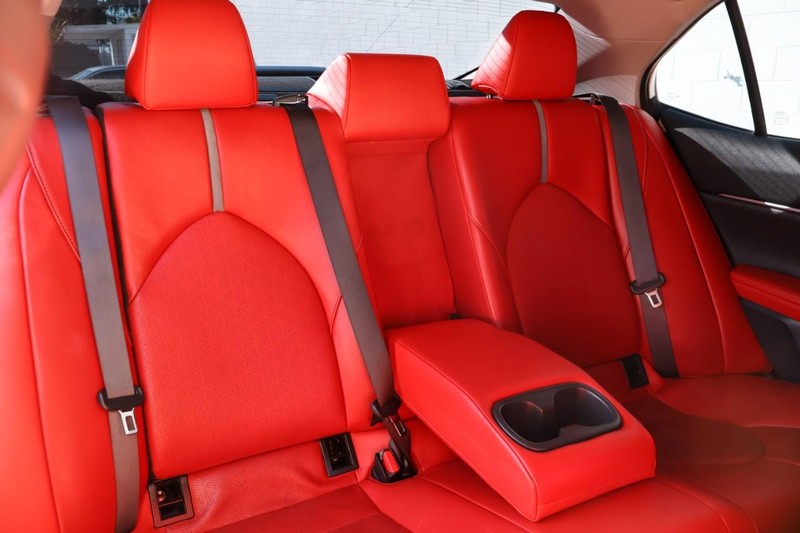 Toyota Camry Vehicle Full-screen Gallery Image 25