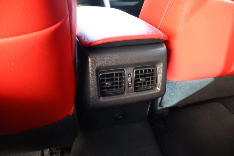 Toyota Camry Vehicle Full-screen Gallery Image 26