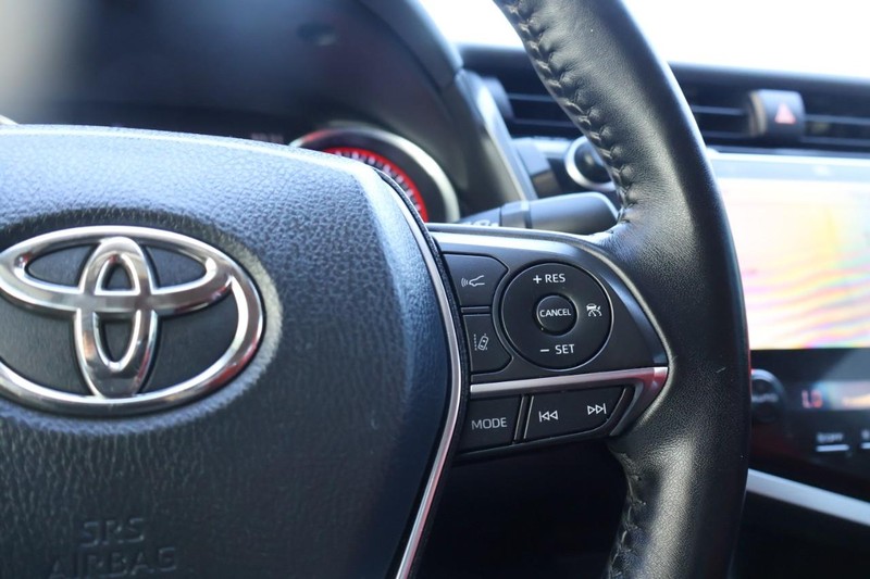 Toyota Camry Vehicle Full-screen Gallery Image 31