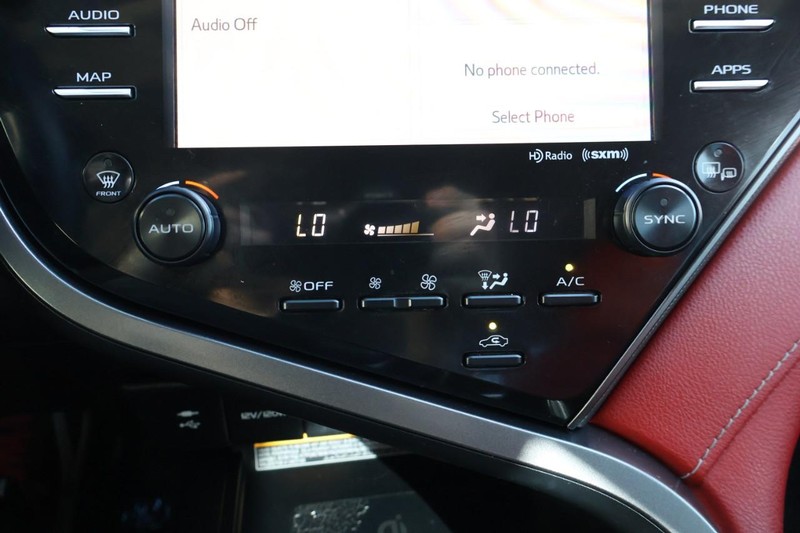 Toyota Camry Vehicle Full-screen Gallery Image 35