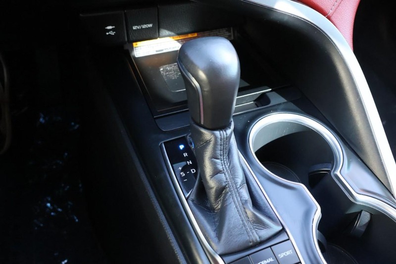 Toyota Camry Vehicle Full-screen Gallery Image 36