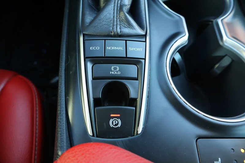 Toyota Camry Vehicle Full-screen Gallery Image 38