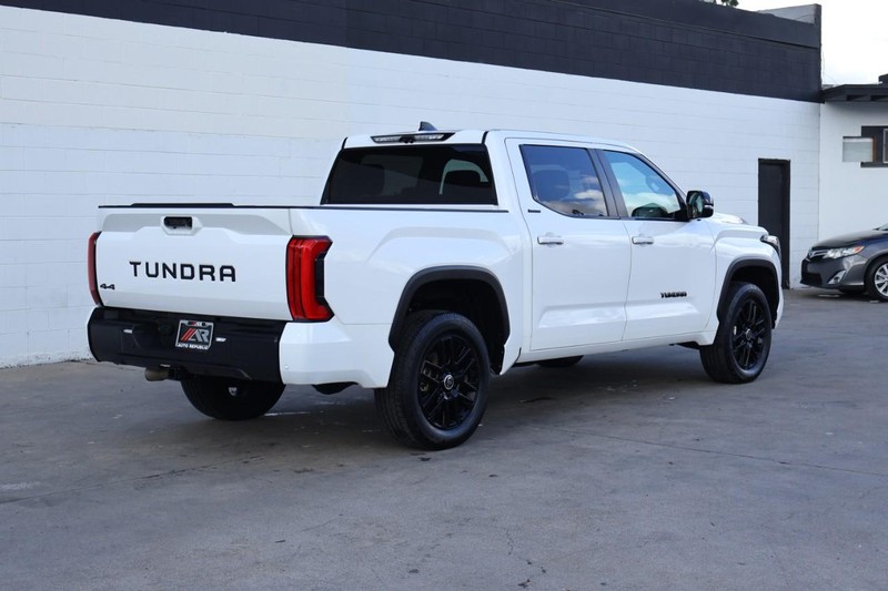 Toyota Tundra 4WD Vehicle Full-screen Gallery Image 05