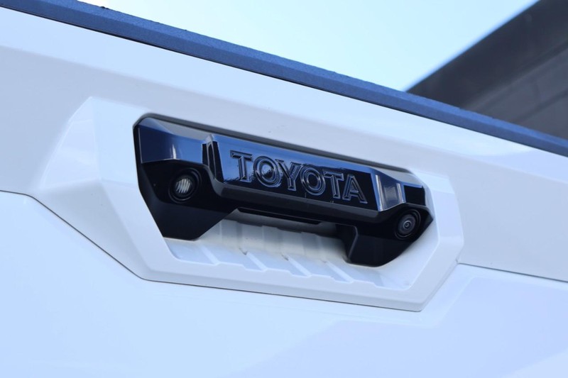 Toyota Tundra 4WD Vehicle Full-screen Gallery Image 08