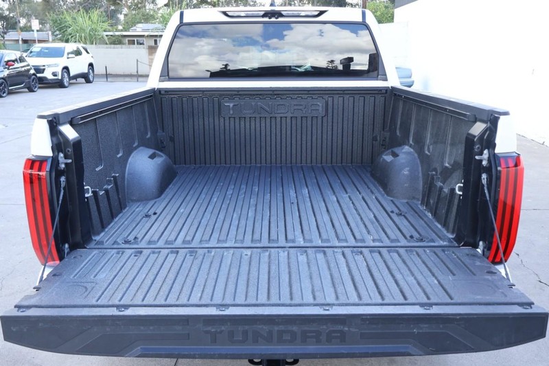 Toyota Tundra 4WD Vehicle Full-screen Gallery Image 09