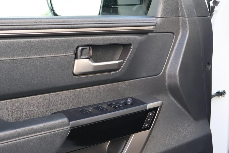 Toyota Tundra 4WD Vehicle Full-screen Gallery Image 16