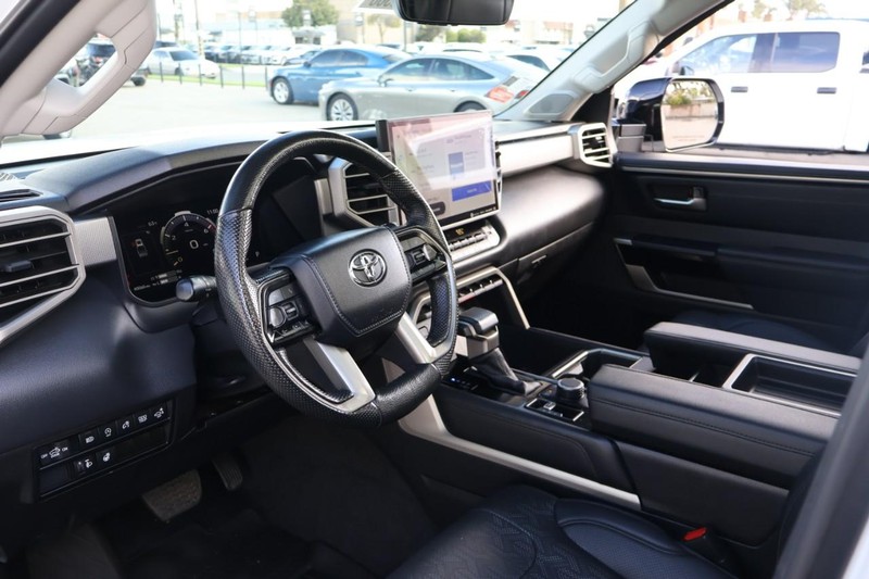 Toyota Tundra 4WD Vehicle Full-screen Gallery Image 17