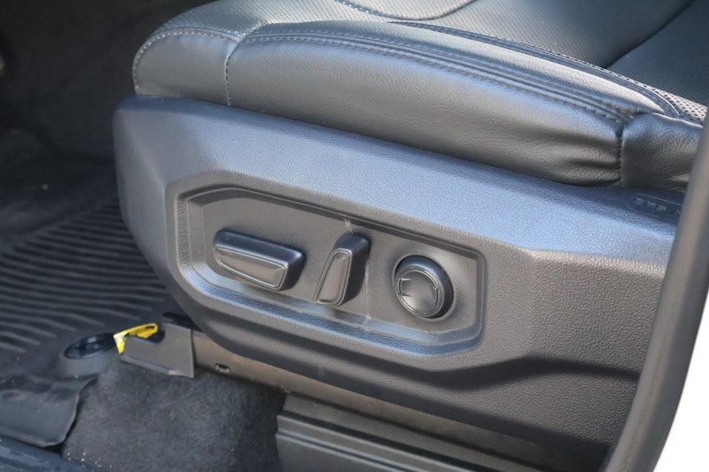 Toyota Tundra 4WD Vehicle Full-screen Gallery Image 19