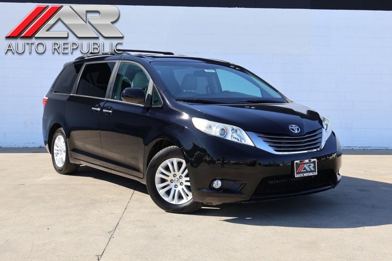 Toyota Sienna Vehicle Full-screen Gallery Image 01