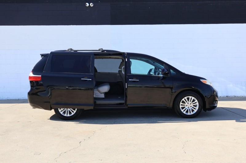 Toyota Sienna Vehicle Full-screen Gallery Image 05