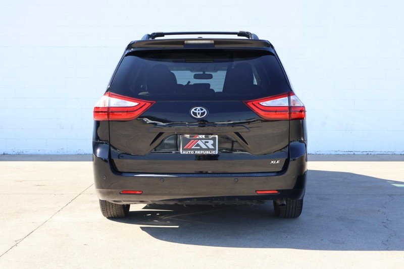 Toyota Sienna Vehicle Full-screen Gallery Image 07