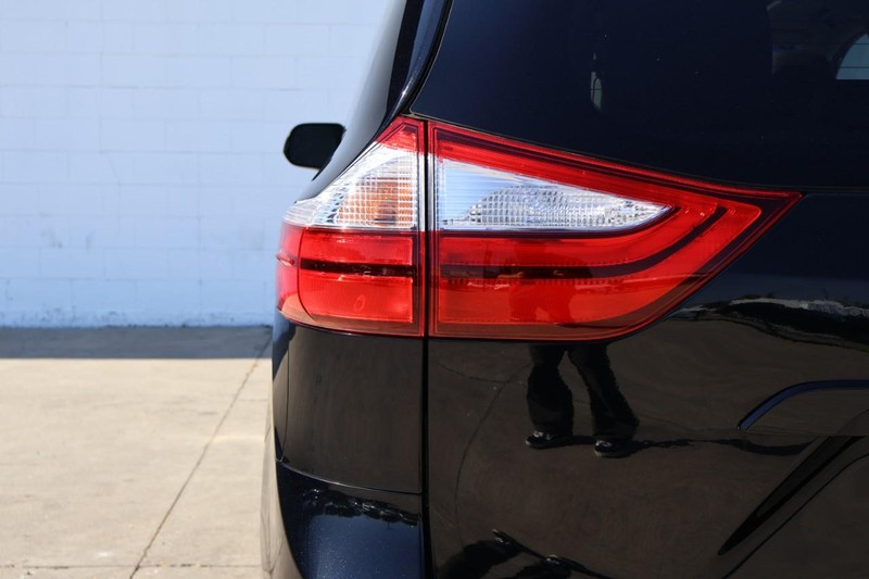 Toyota Sienna Vehicle Full-screen Gallery Image 08