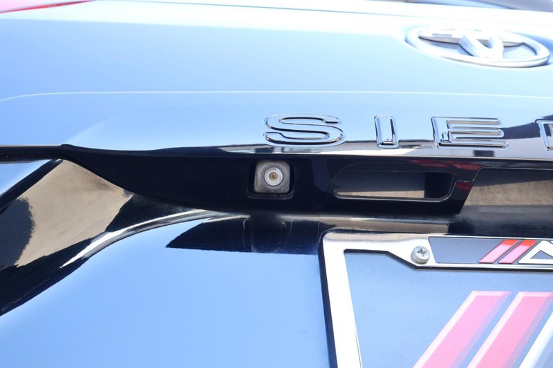 Toyota Sienna Vehicle Full-screen Gallery Image 09