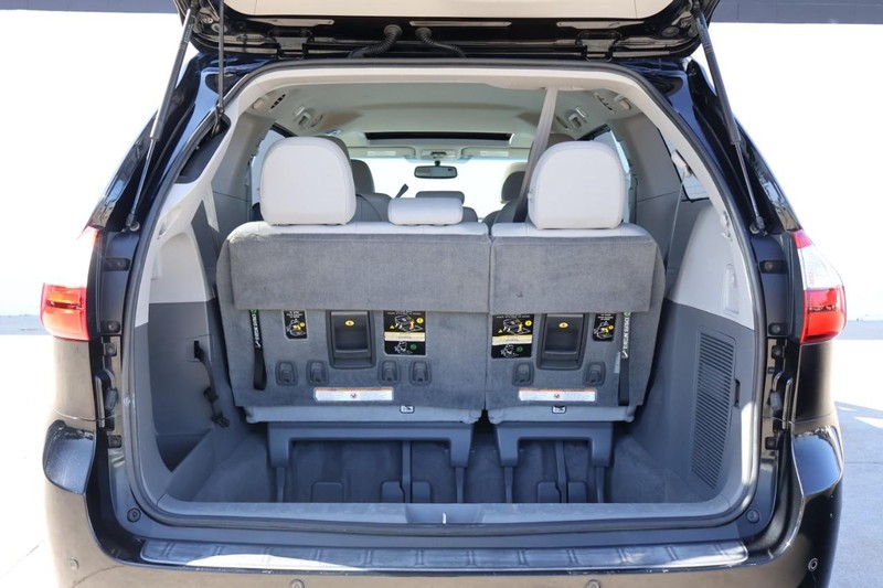 Toyota Sienna Vehicle Full-screen Gallery Image 10