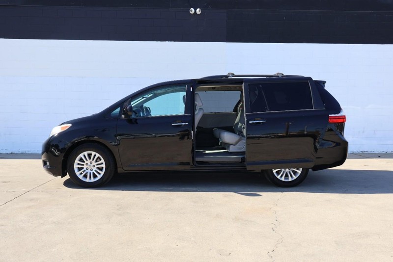 Toyota Sienna Vehicle Full-screen Gallery Image 14