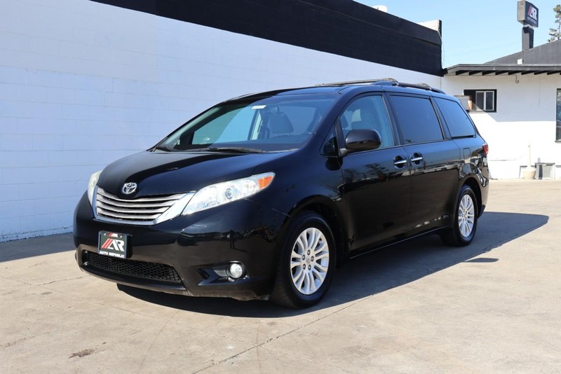 Toyota Sienna Vehicle Full-screen Gallery Image 15