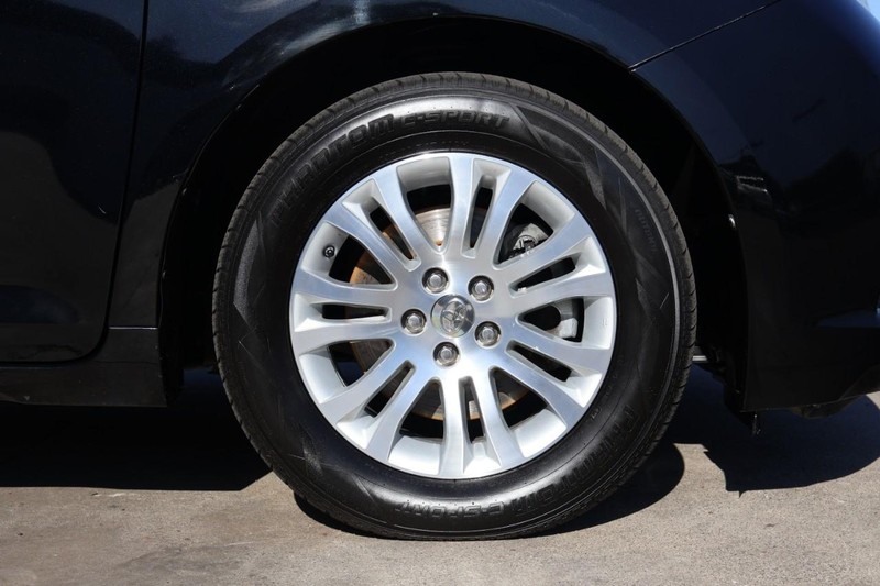 Toyota Sienna Vehicle Full-screen Gallery Image 17