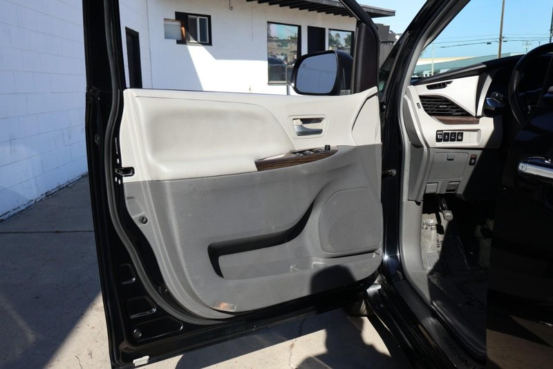 Toyota Sienna Vehicle Full-screen Gallery Image 18