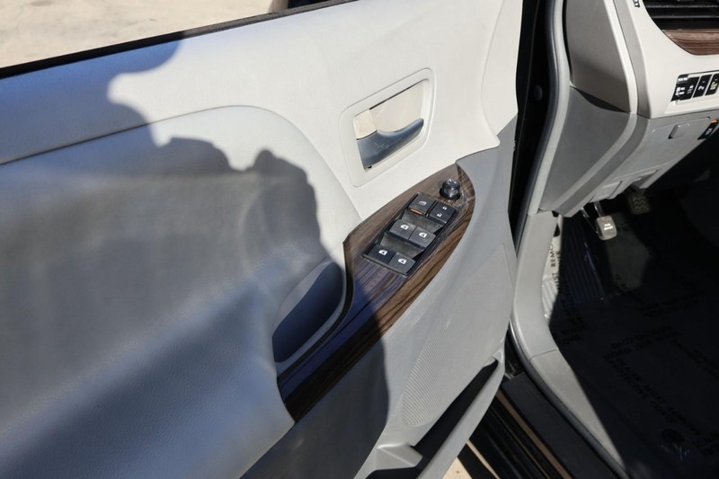 Toyota Sienna Vehicle Full-screen Gallery Image 19