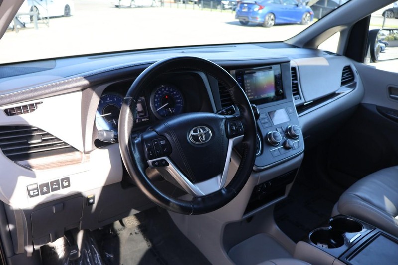 Toyota Sienna Vehicle Full-screen Gallery Image 20