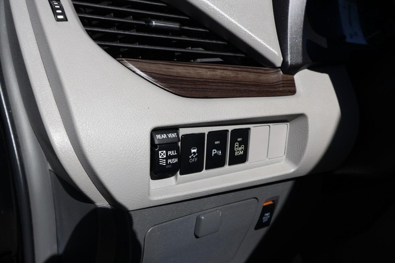 Toyota Sienna Vehicle Full-screen Gallery Image 21