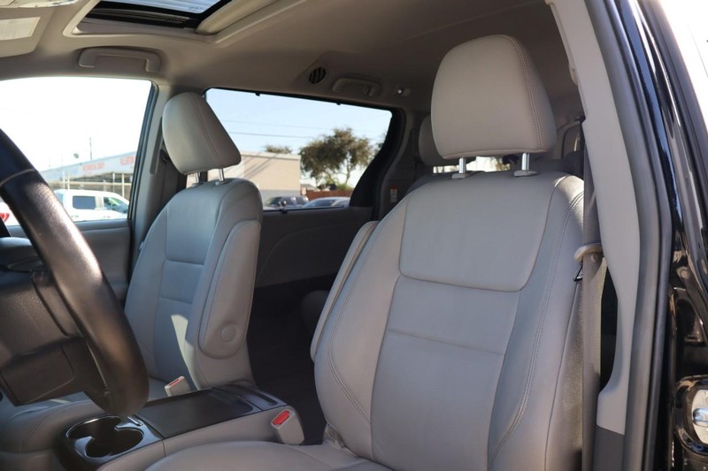 Toyota Sienna Vehicle Full-screen Gallery Image 22