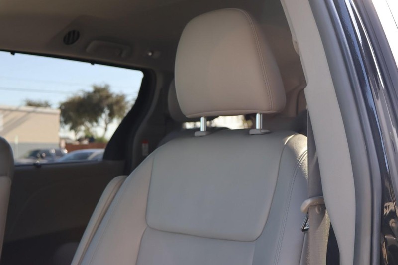 Toyota Sienna Vehicle Full-screen Gallery Image 23
