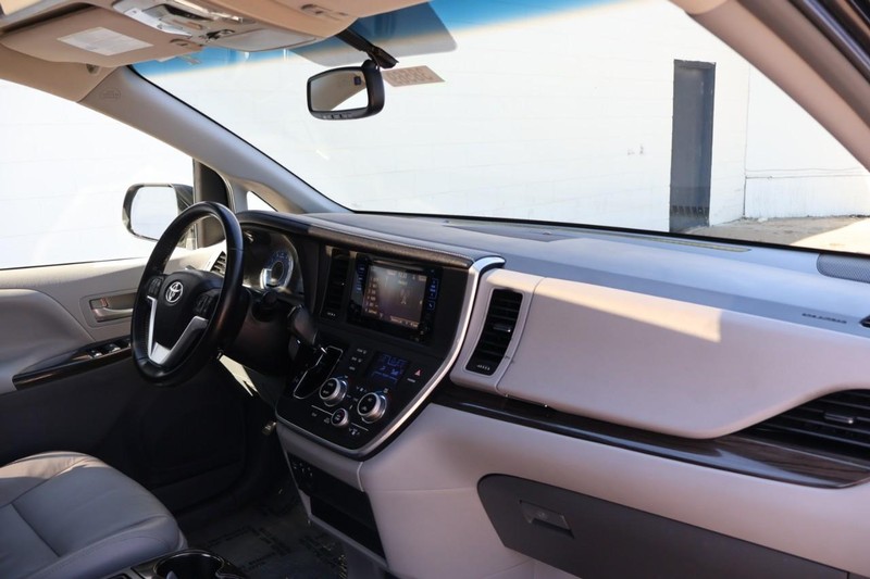 Toyota Sienna Vehicle Full-screen Gallery Image 24
