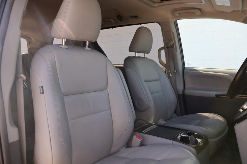 Toyota Sienna Vehicle Full-screen Gallery Image 25