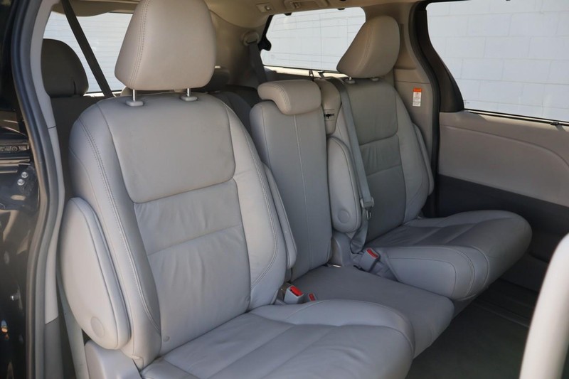 Toyota Sienna Vehicle Full-screen Gallery Image 26