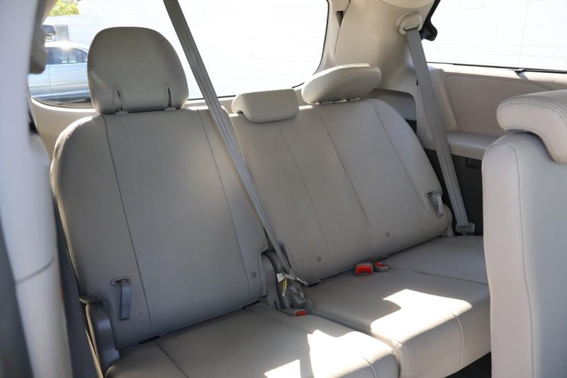 Toyota Sienna Vehicle Full-screen Gallery Image 27