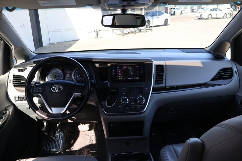 Toyota Sienna Vehicle Full-screen Gallery Image 30