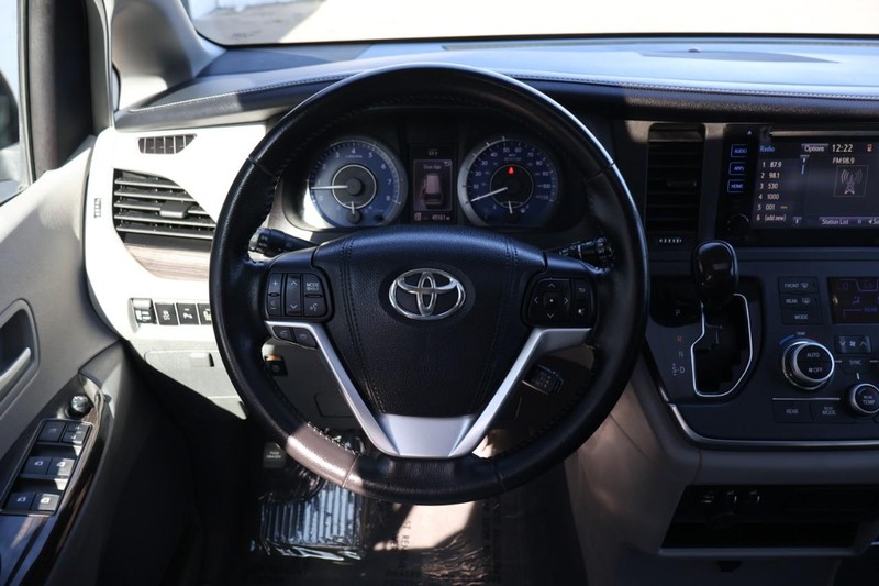 Toyota Sienna Vehicle Full-screen Gallery Image 32