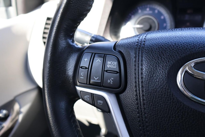 Toyota Sienna Vehicle Full-screen Gallery Image 33
