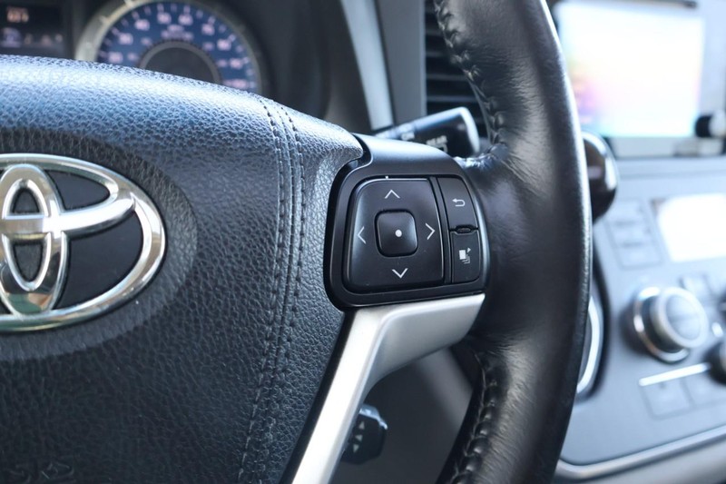 Toyota Sienna Vehicle Full-screen Gallery Image 34
