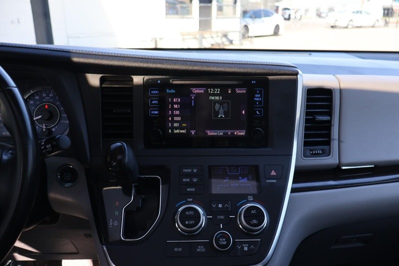 Toyota Sienna Vehicle Full-screen Gallery Image 36