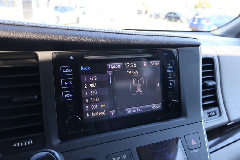 Toyota Sienna Vehicle Full-screen Gallery Image 37