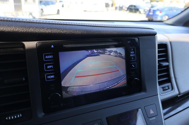 Toyota Sienna Vehicle Full-screen Gallery Image 38