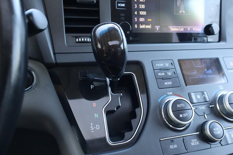 Toyota Sienna Vehicle Full-screen Gallery Image 39