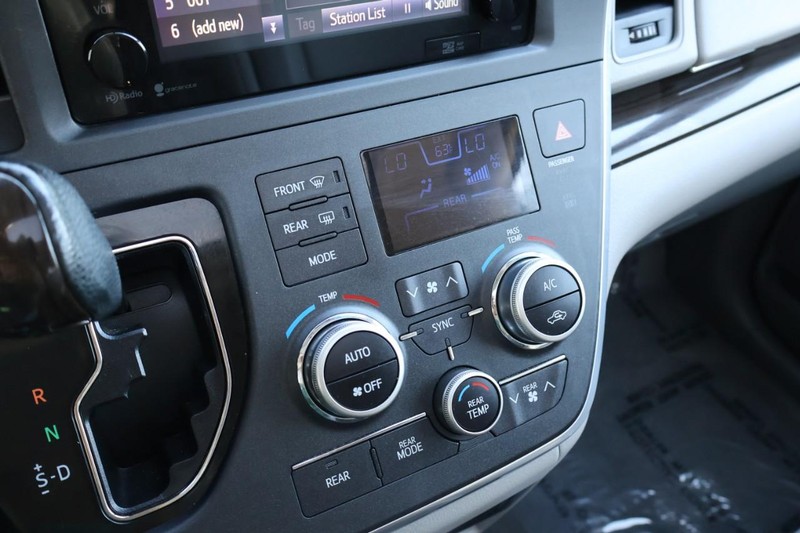 Toyota Sienna Vehicle Full-screen Gallery Image 40