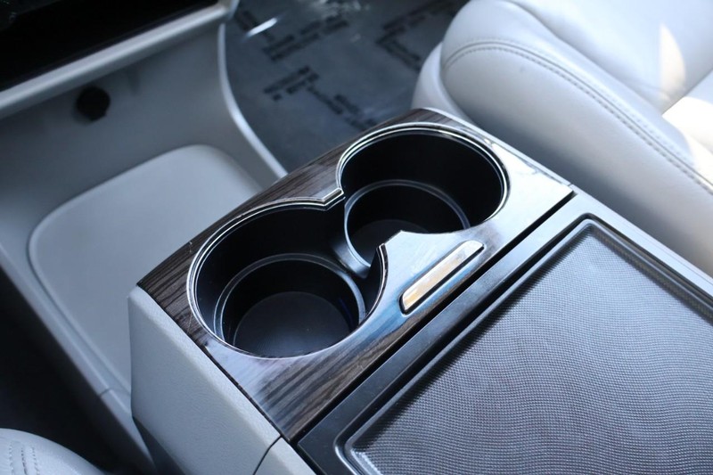 Toyota Sienna Vehicle Full-screen Gallery Image 41