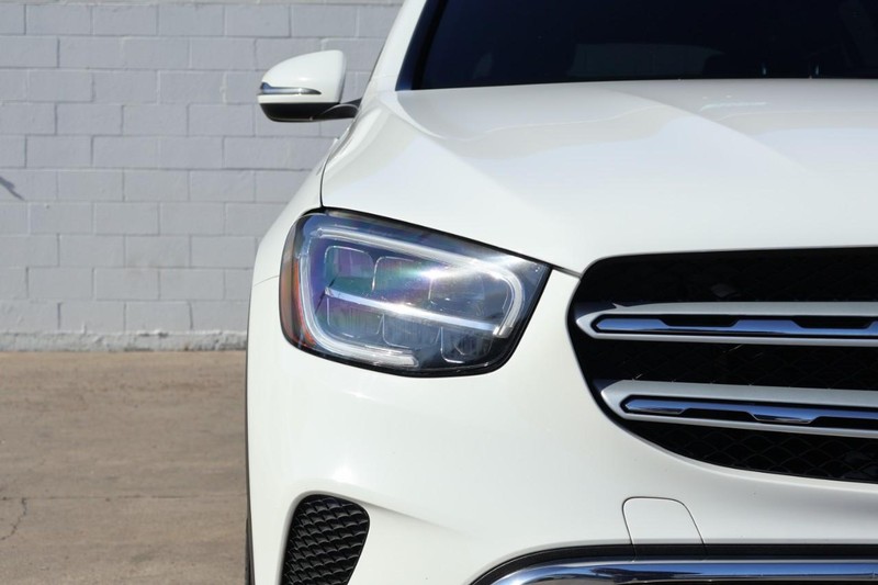 Mercedes-Benz GLC 300 Vehicle Full-screen Gallery Image 03