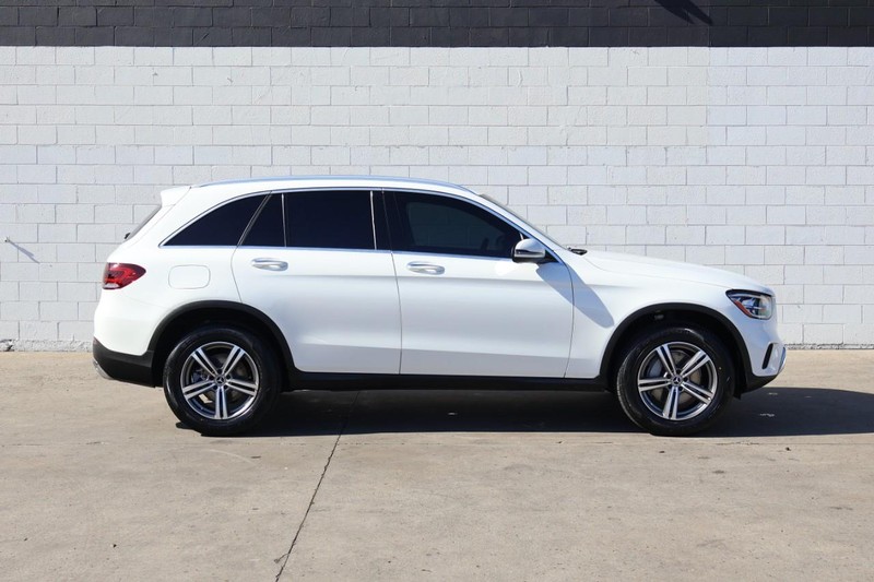 Mercedes-Benz GLC 300 Vehicle Full-screen Gallery Image 04