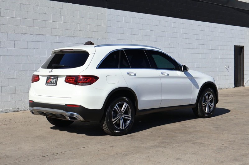 Mercedes-Benz GLC 300 Vehicle Full-screen Gallery Image 05