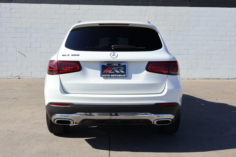 Mercedes-Benz GLC 300 Vehicle Full-screen Gallery Image 06