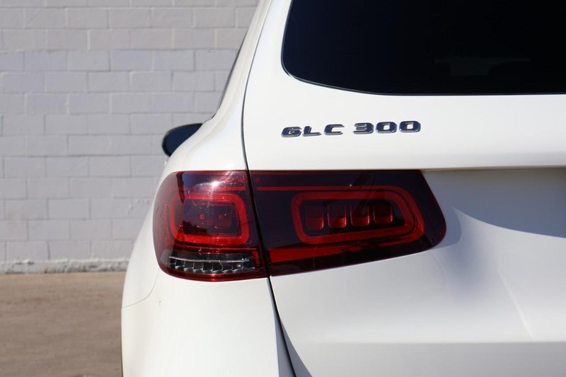 Mercedes-Benz GLC 300 Vehicle Full-screen Gallery Image 07