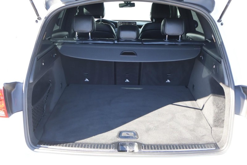 Mercedes-Benz GLC 300 Vehicle Full-screen Gallery Image 09