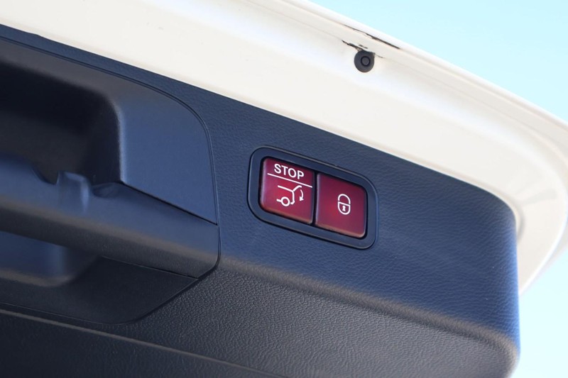 Mercedes-Benz GLC 300 Vehicle Full-screen Gallery Image 10